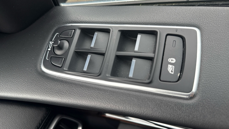 Jaguar F-Pace 2.0d Portfolio 5dr Auto AWD Diesel Estate